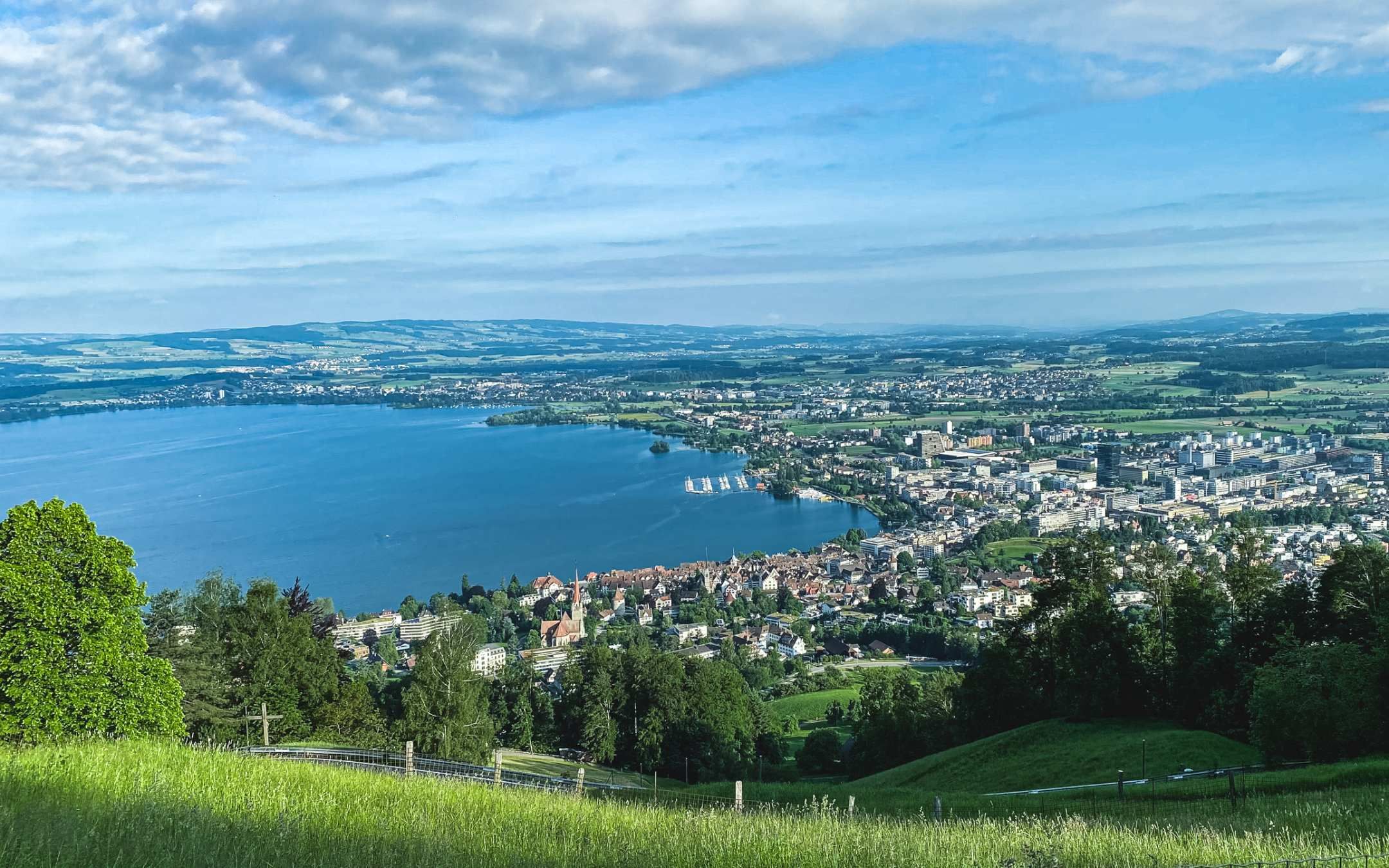 在楚格山上看楚格湖和湖边的楚格市镇