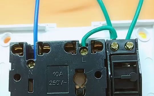 带插座开关跳线接法,黄绿色电线接地,蓝色接零线