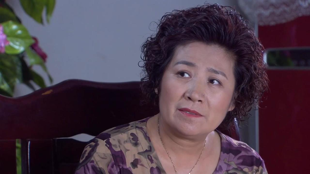 女村长:两大叔竟聊起了美女的八卦,男人八卦起来也挺恐怖