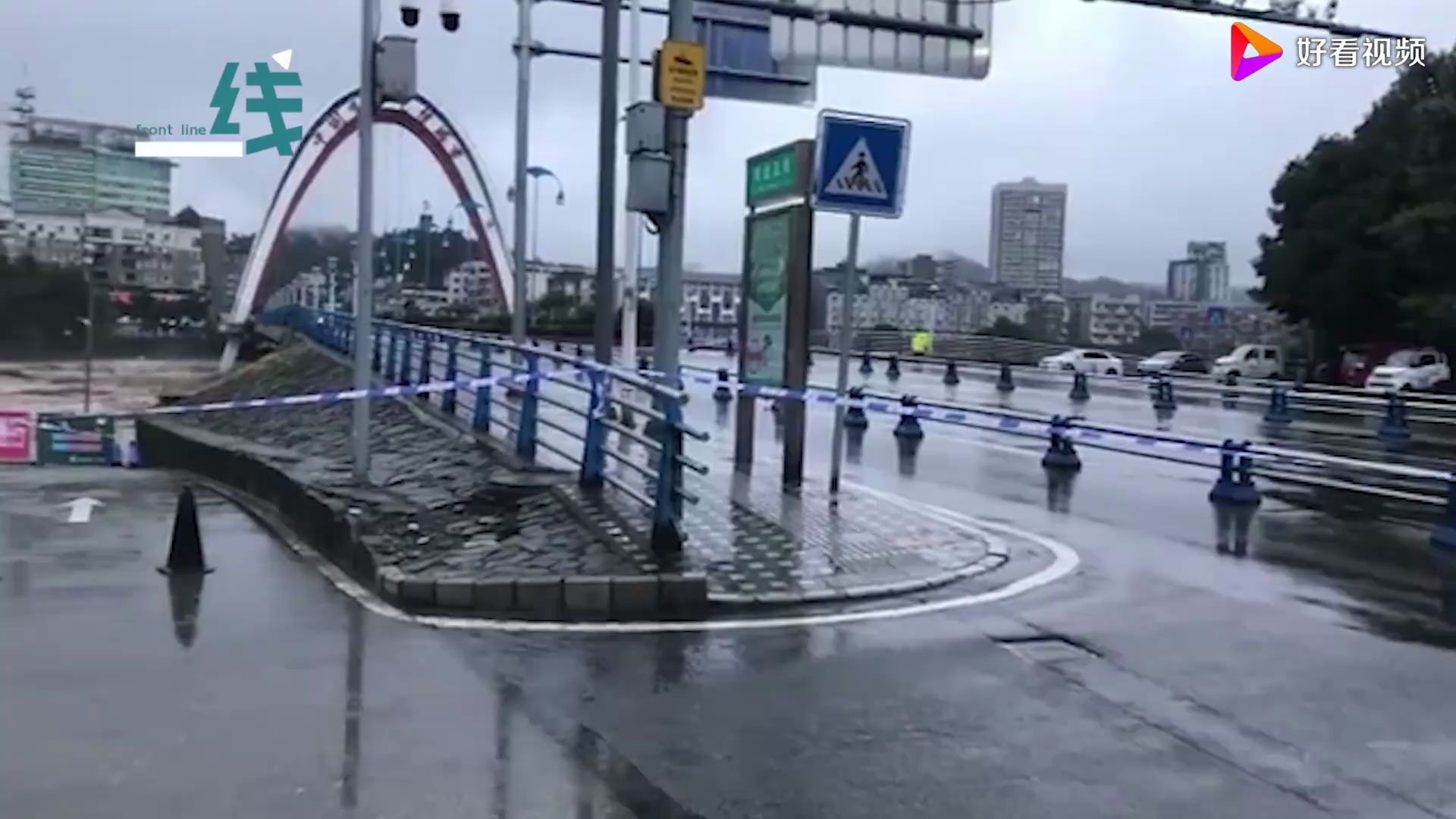 [图]四川雅安暴雨引洪涝 青衣江现百年一遇洪水