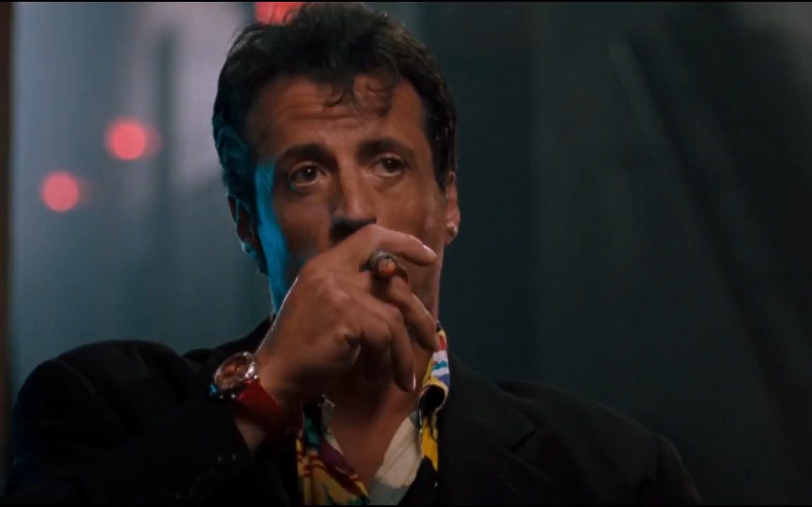 西尔维斯特·史泰龙像个男人一样抽烟