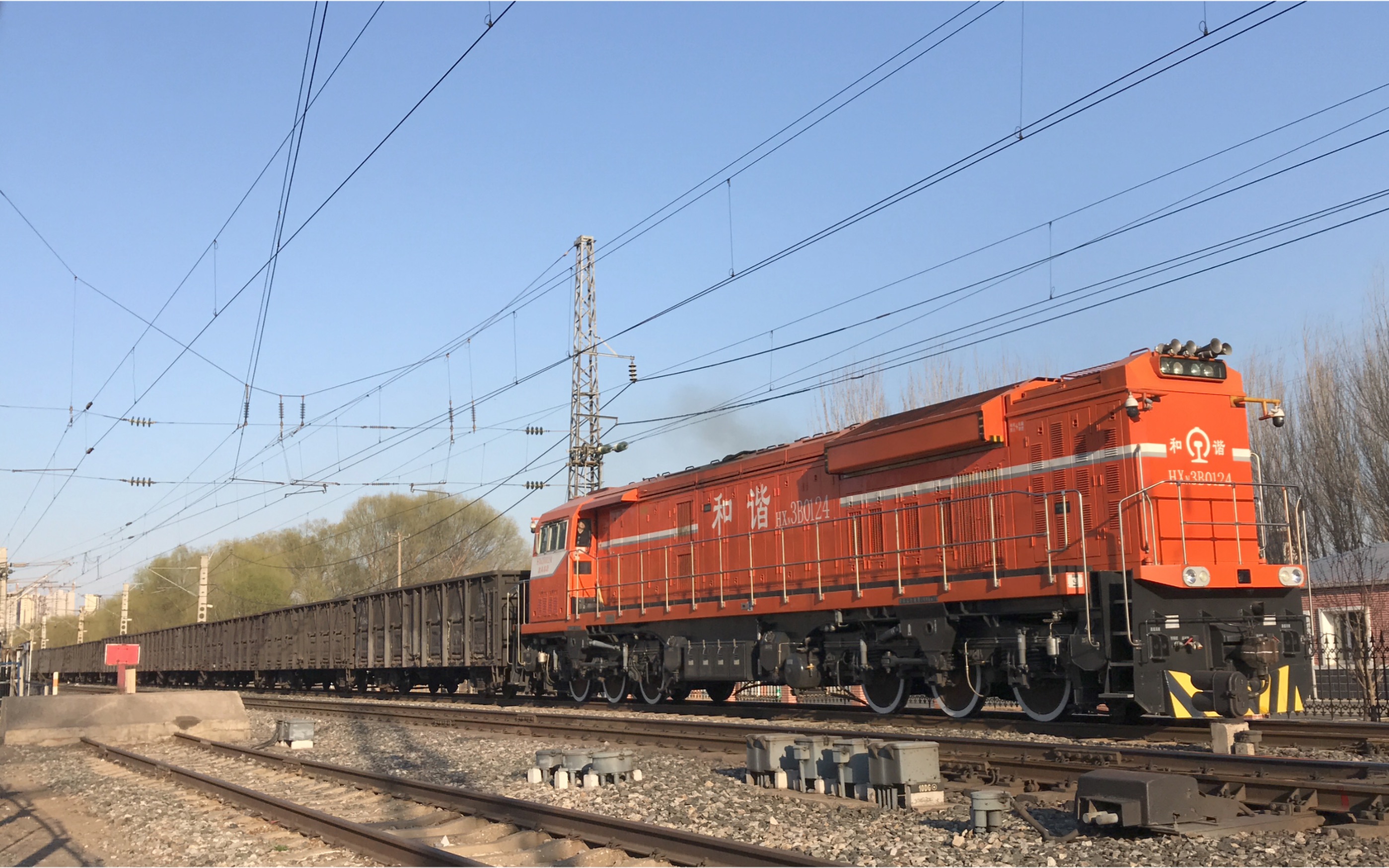 调机上正线牵引货物列车于虎线转弯桥站沈局苏段hxn3b0128牵引上行