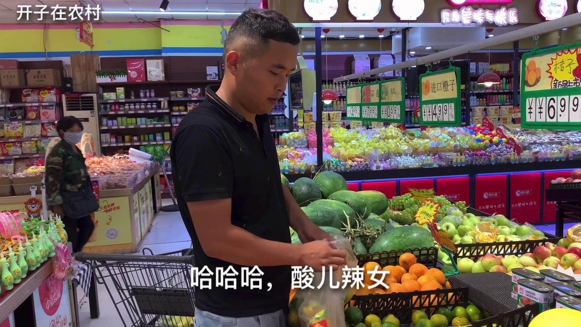 媳妇突然想吃酸,小伙这下乐坏了,7元一斤的橘子也不嫌贵了