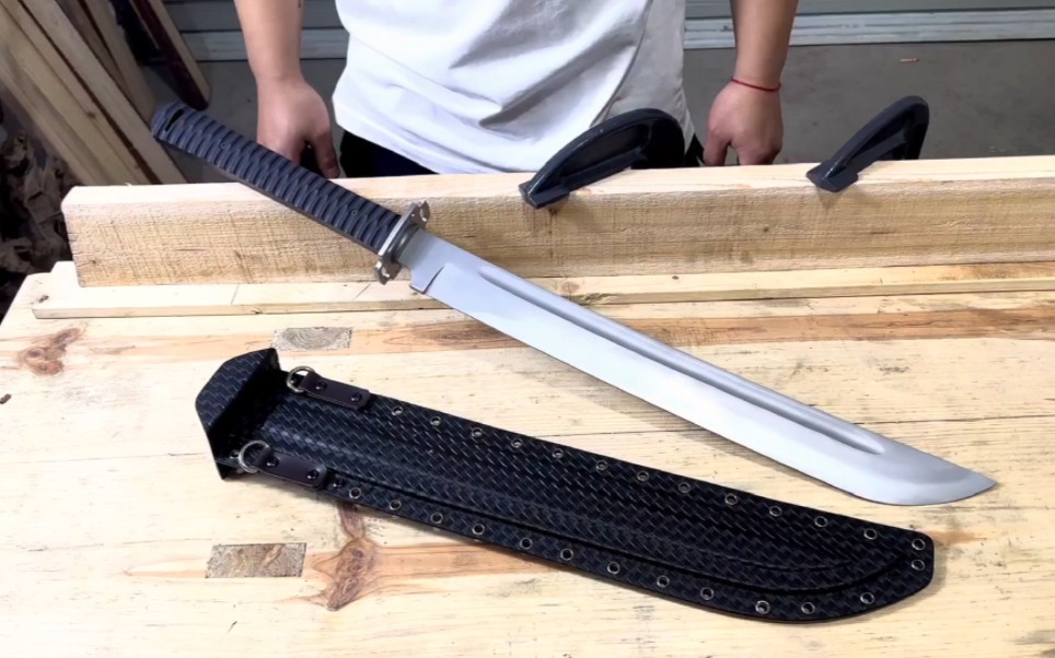 大猩猩国产宽刃战术长刀砍方木剁铜条测试,g10手柄握感也挺不错哦
