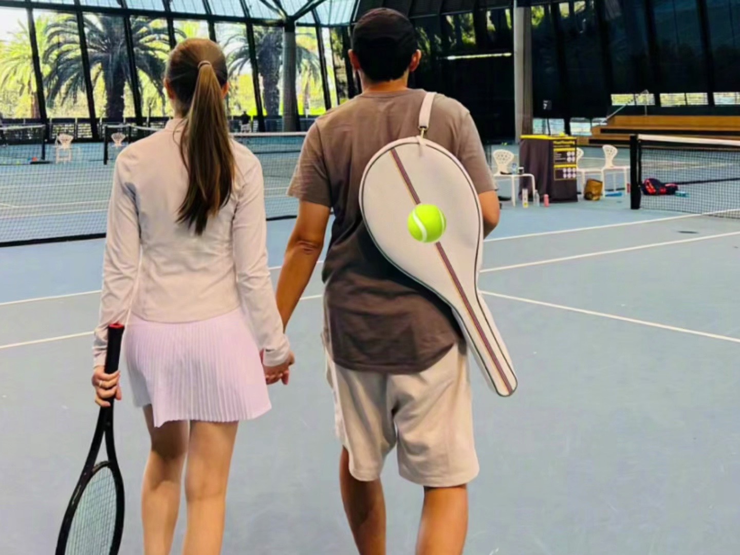 周杰伦昆凌情人节一起打网球 晒甜蜜背影合照