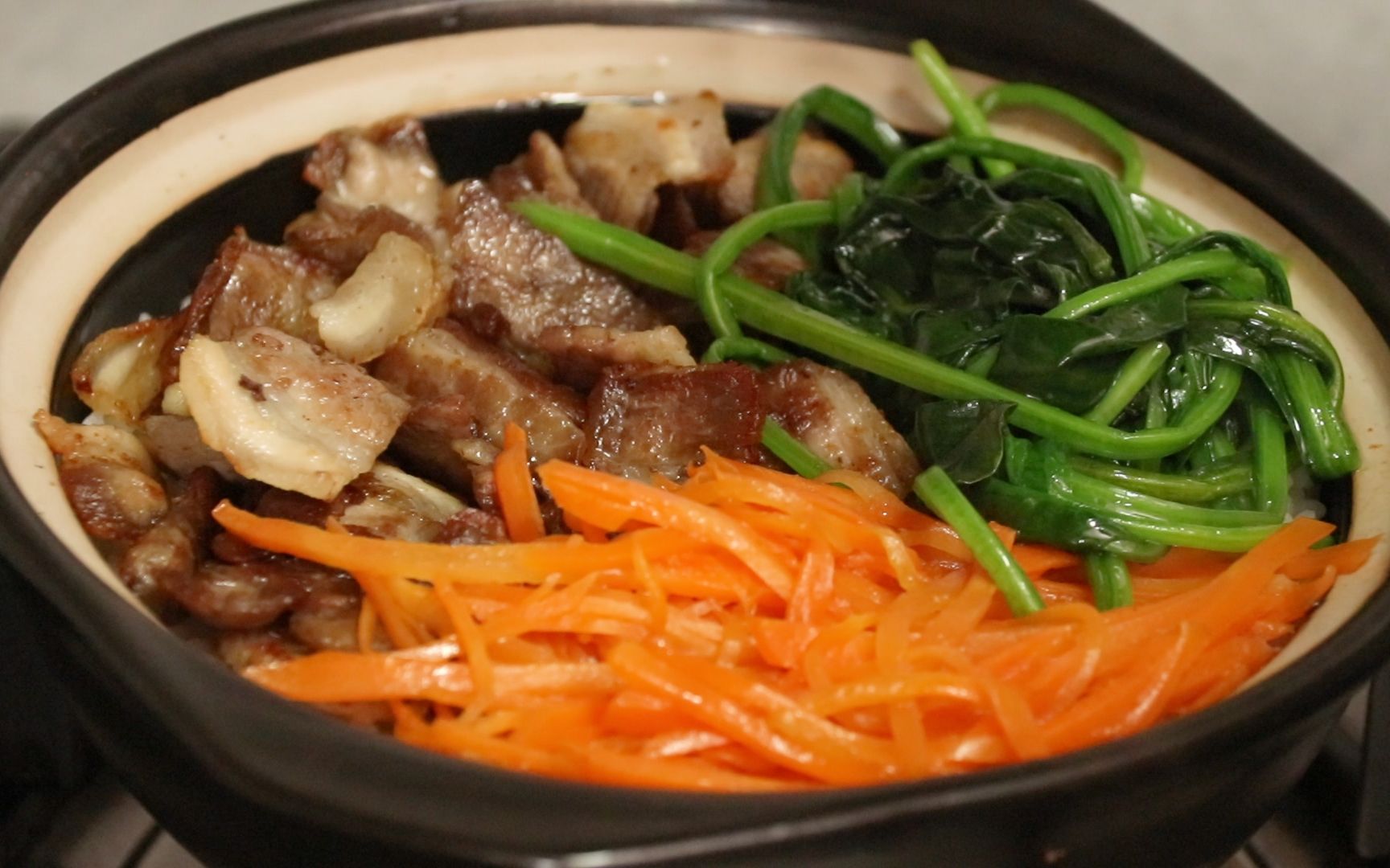 韩式泡菜五花肉拌饭，好吃到流泪！焦香的五花肉加上酸爽的泡菜真是太满足了！ - 哔哩哔哩