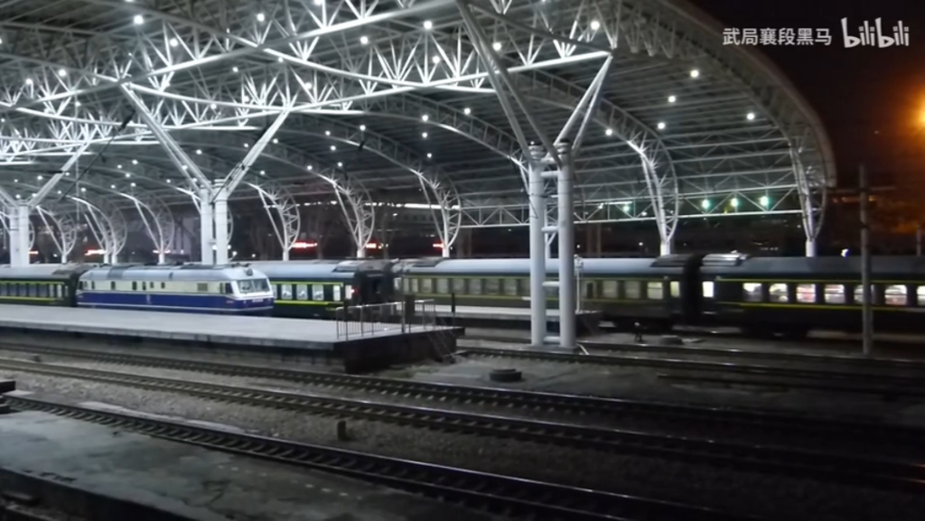 hxd2b牵引ona0155通过南京站会hxd3c牵引k33进南京站