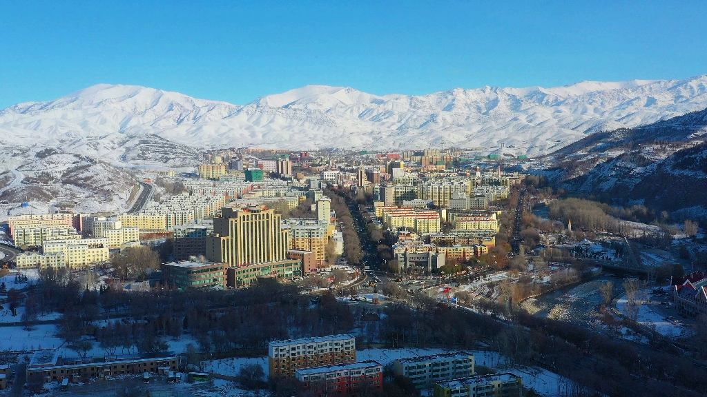 [图]新疆阿勒泰市：初雪降山城 雪都好风光