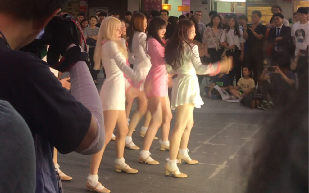 韩国首尔新村偶遇laboum女团跳舞shootinglovebuskingdance