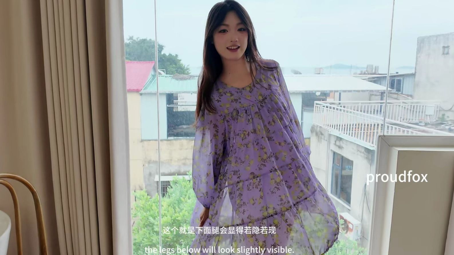 可爱迷人的筱筱展示我们的新款连衣裙