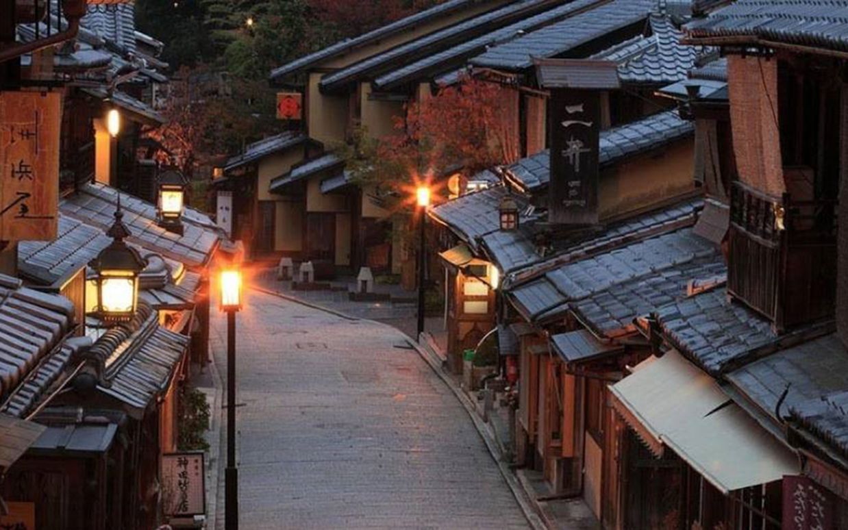 李本良演奏的二胡曲《风居住的街道》