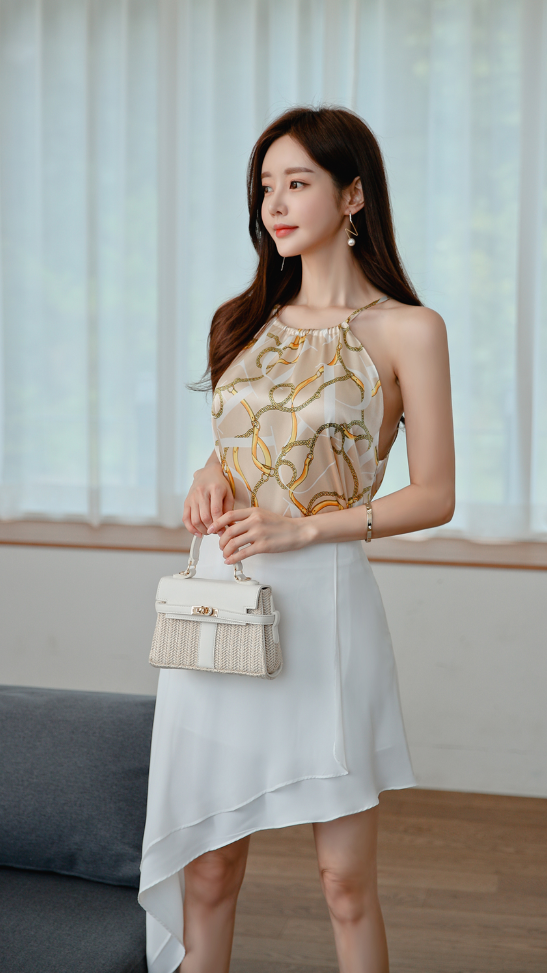 孙允珠:无袖吊领上衣搭配斜摆短裙,女人味十足