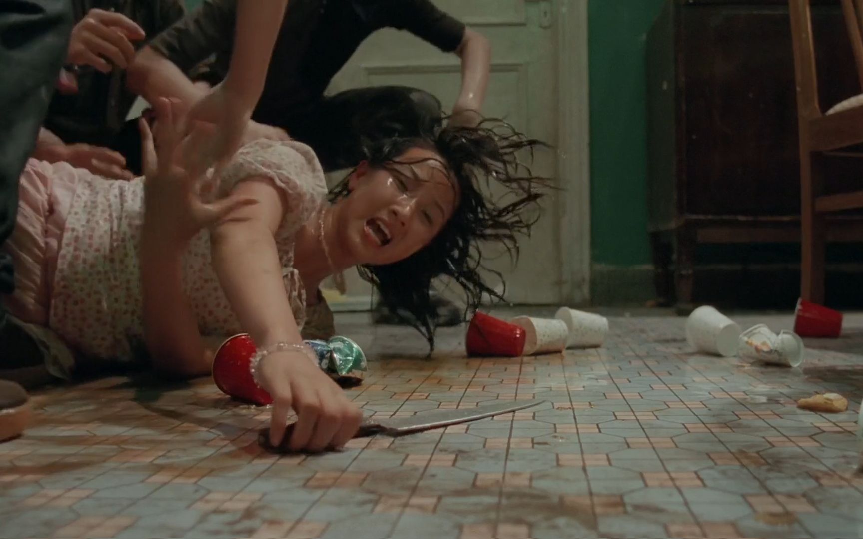 女孩交友不慎好友对她用强甚至用水泥把她砌进墙里恐怖片