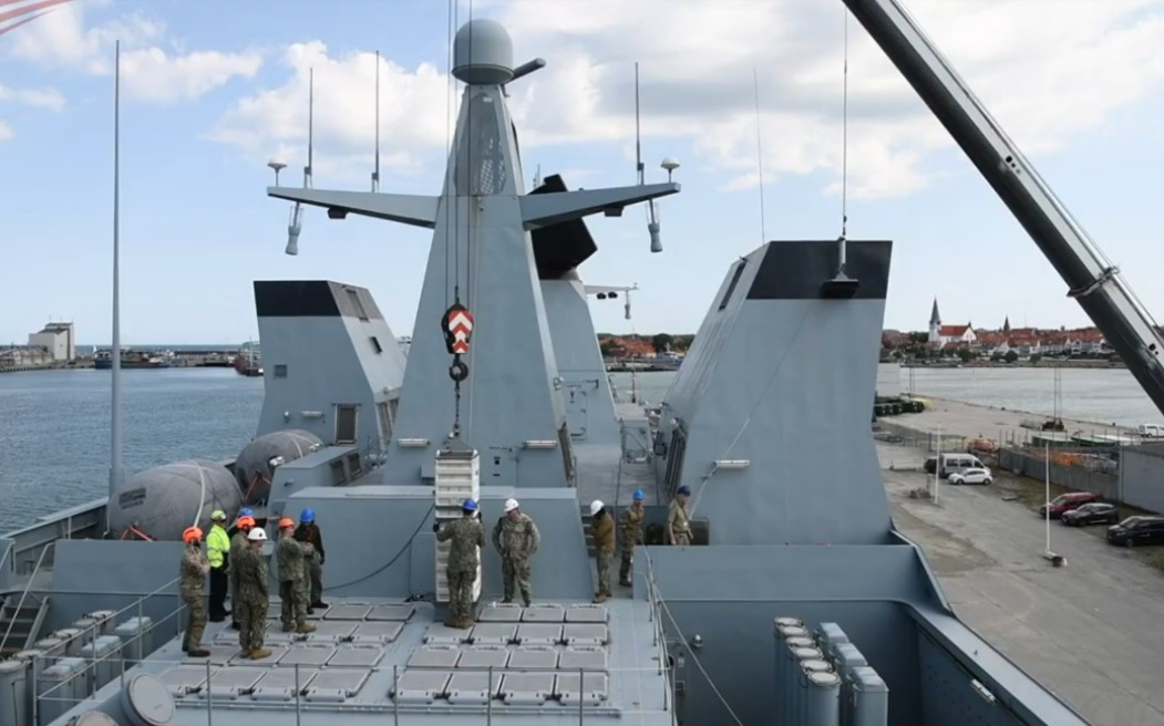 美国海军水兵重新装载sm-2导弹到北约护卫舰