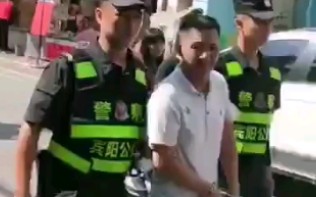 [图]两条警犬，十几位全副武装的警官，被游街示众的男友到底做了什么？