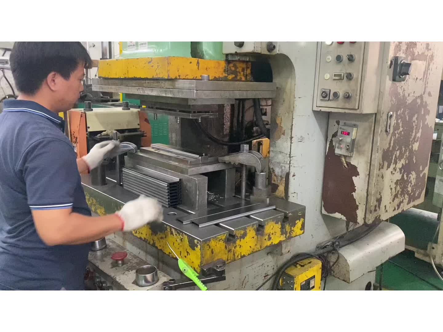 鹏丰精密-霸州五金冲压厂-汽车钣金生产厂