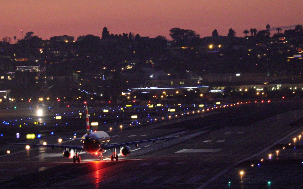 過癮!夜間在機場跑道頭看飛機起飛_嗶哩嗶哩_bilibili