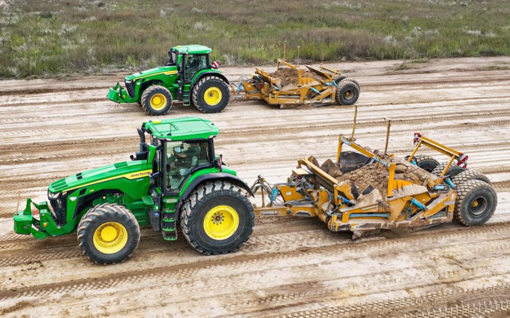 约翰迪尔(john deere)8r410拖拉机挂接铲运机进行平地作业