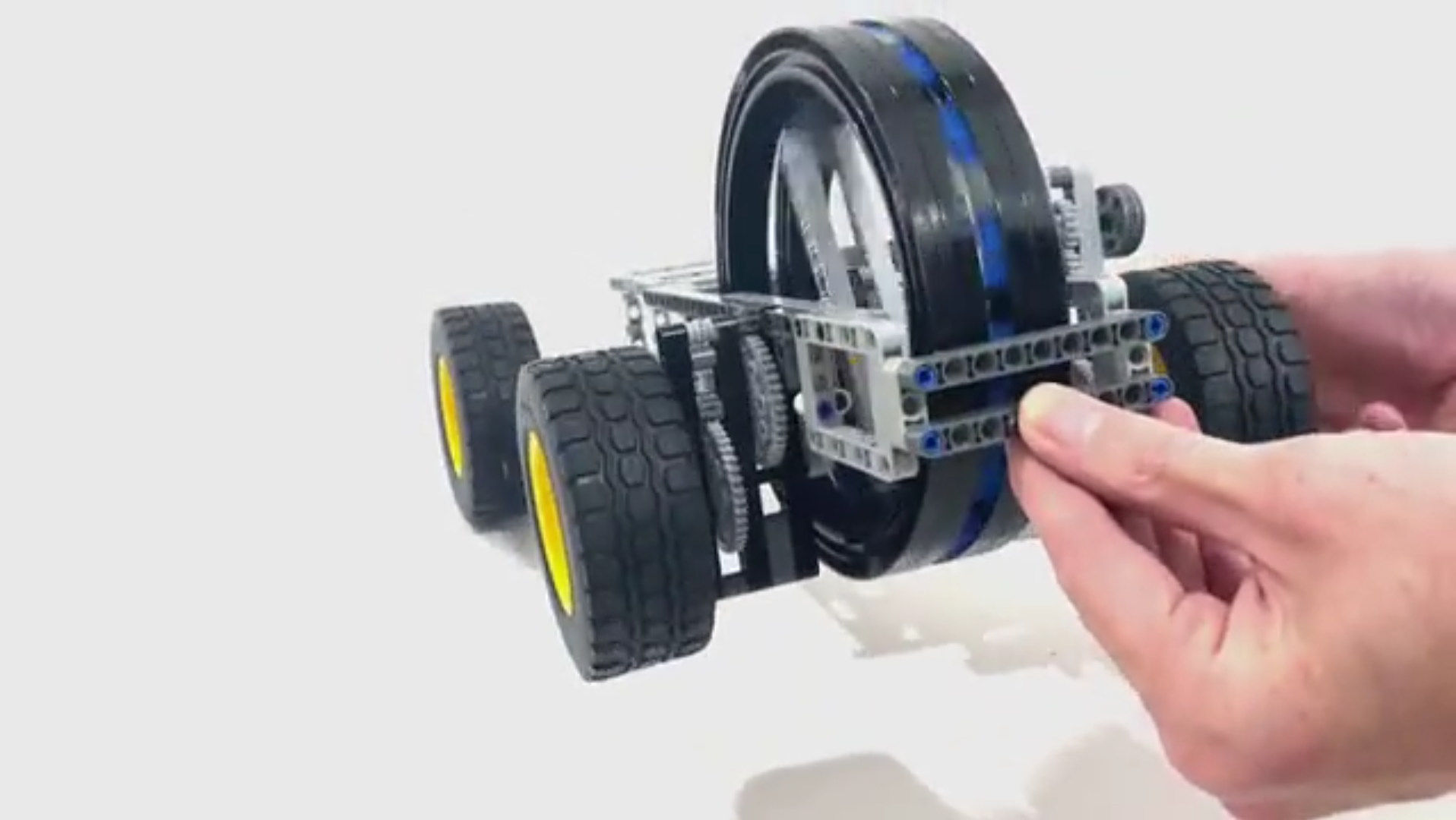 高扭矩的乐高飞轮车