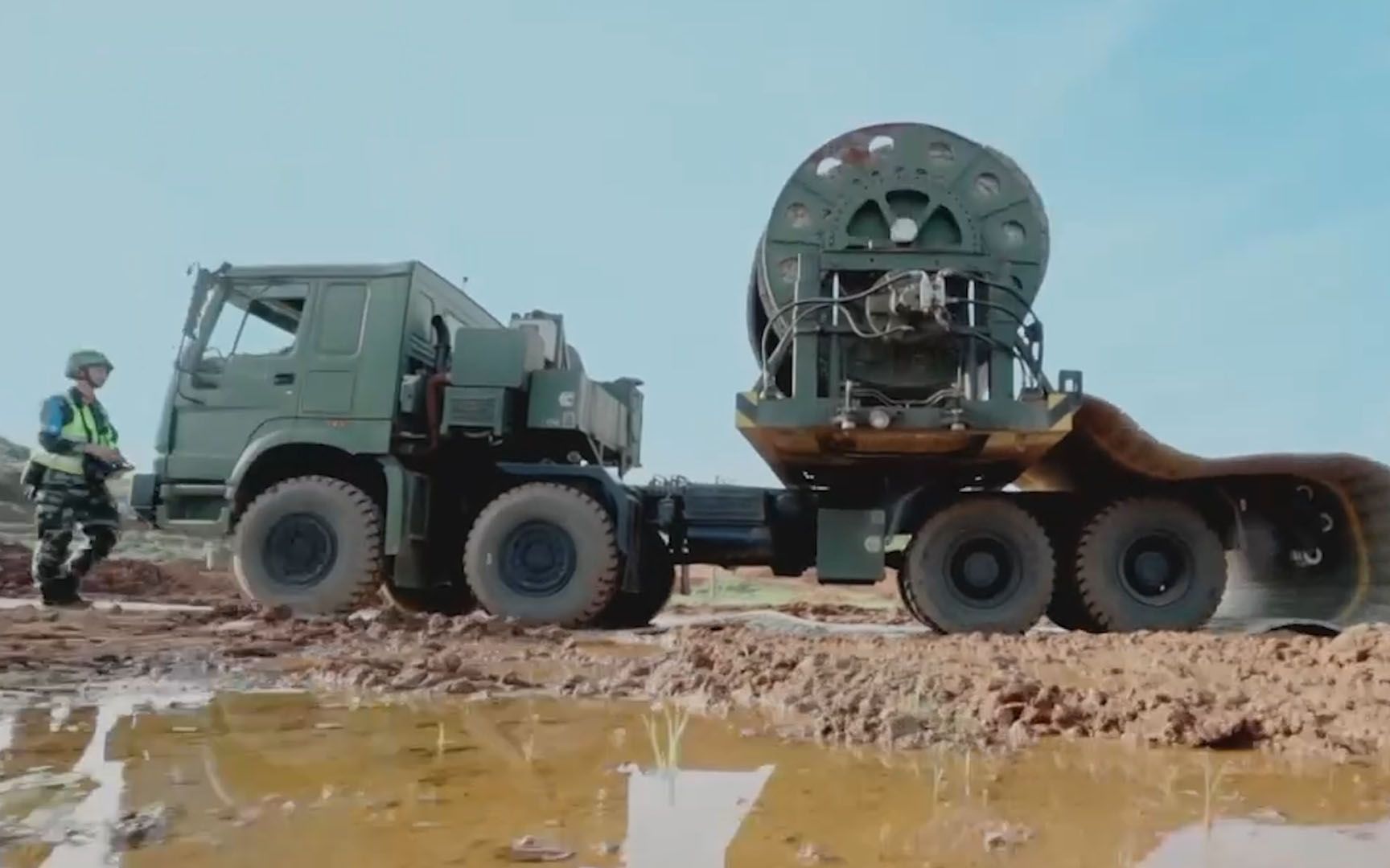 揭秘解放军特种铺路车:数分钟铺出100米硬化路面