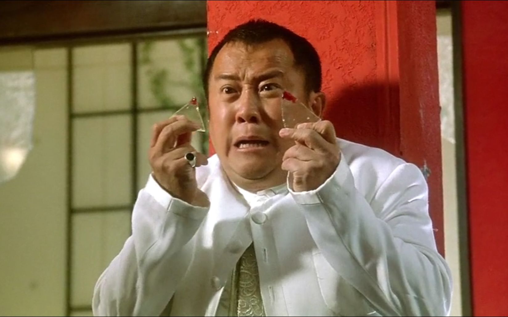 曾志伟实力搞笑,看日本女杀手没穿鞋,使劲往地上扔玻璃碎片!