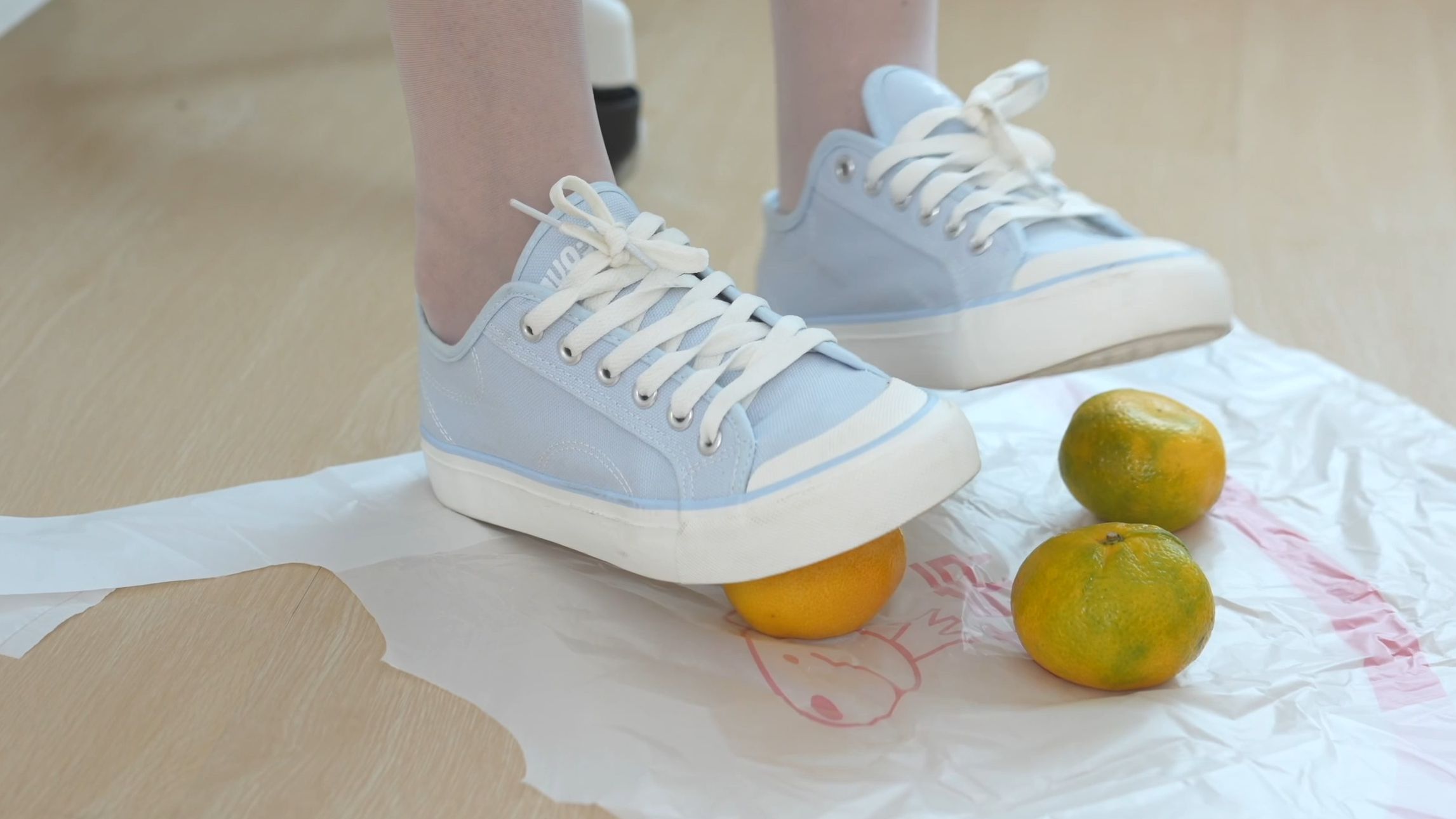 【物恋传媒1710】板鞋运动风 解压踩橘子