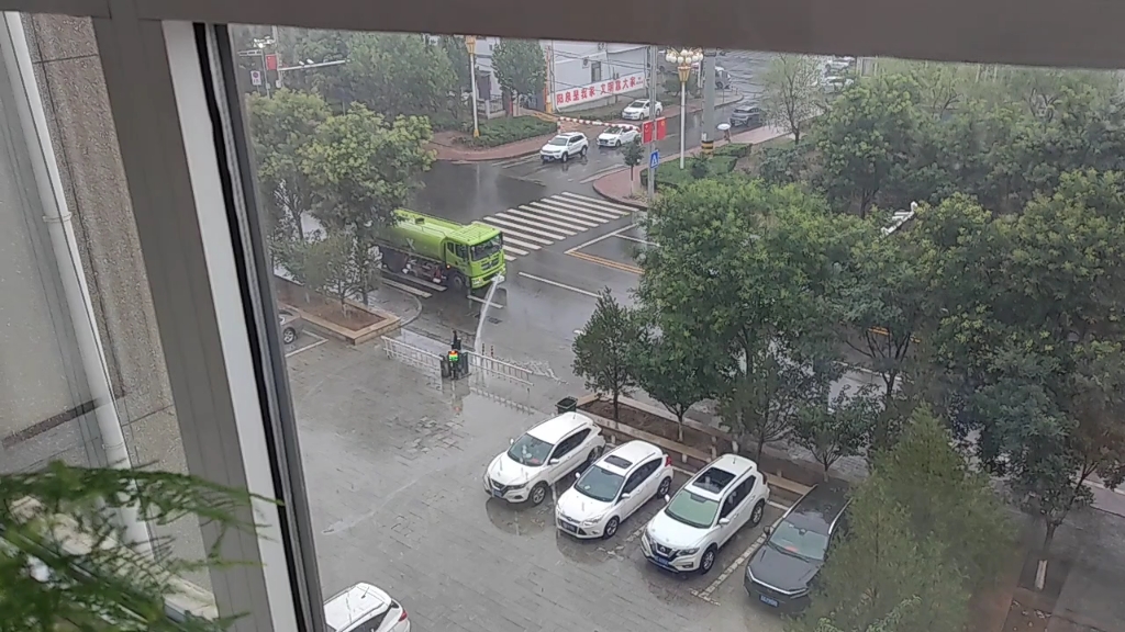 下雨天洒水车工作