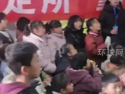 Download Video: 甘肃积石山地震灾区，人民子弟兵搭起临时学校，老师带着小朋友齐唱国歌