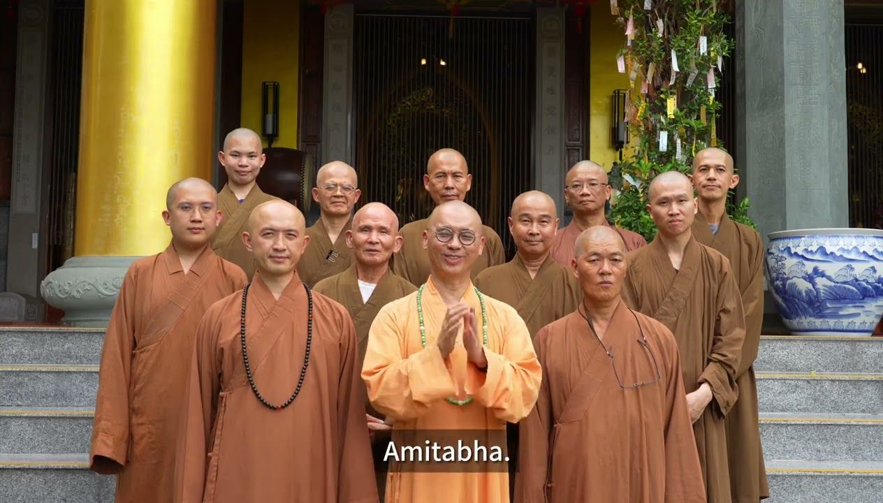 法藏法师和大家一起劳动,共建禅修圣地