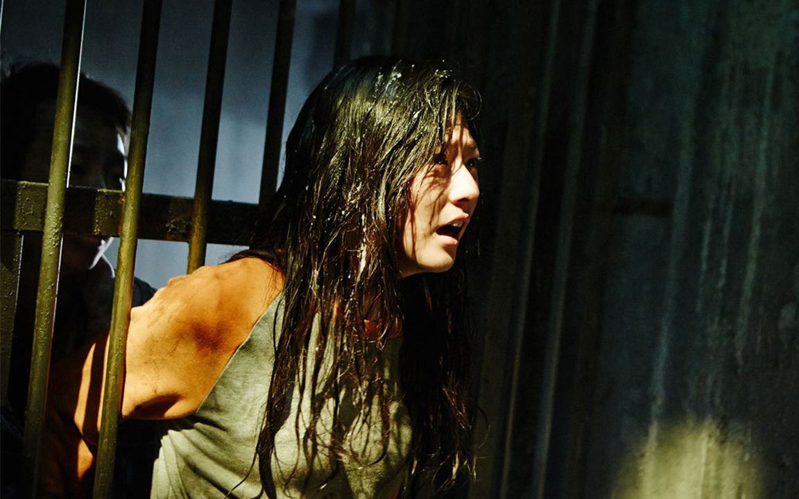 电影《下水井》,妹妹夜晚归家被拖到下水井,姐姐用命拯救妹妹