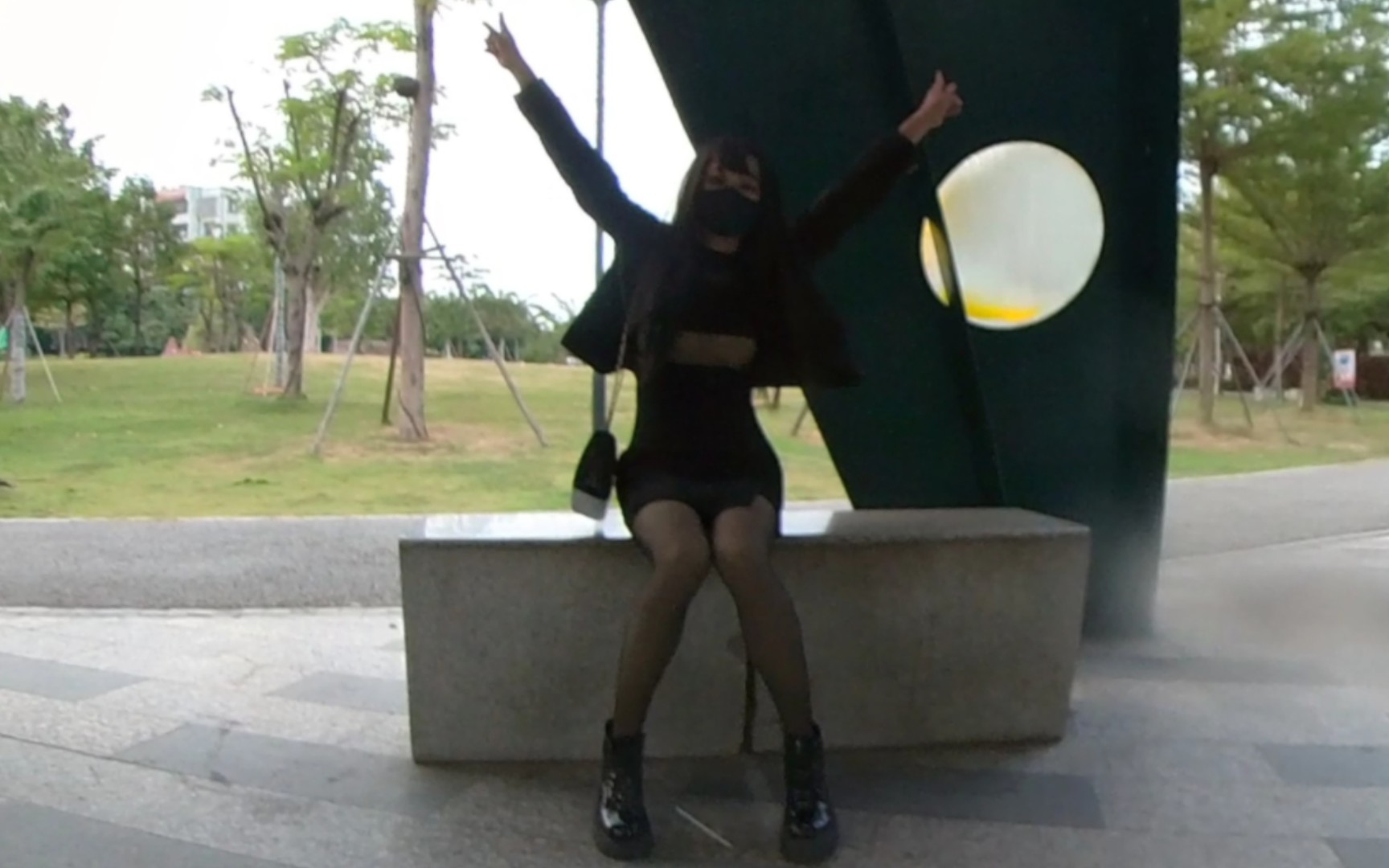 女装大佬女性化公园社死伪街装扮的太吸睛被一大群人围观