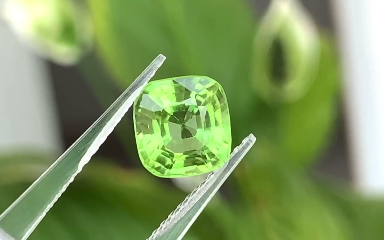 天然缅甸橄榄石,绝美荧光绿色,切割精美,晶体通透干净
