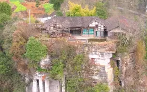 贵州大山悬崖边上的老房子，如今人走楼空，曾经的欢声笑语已不复存在，陪你度过童年的老房子，如今它还好吗？