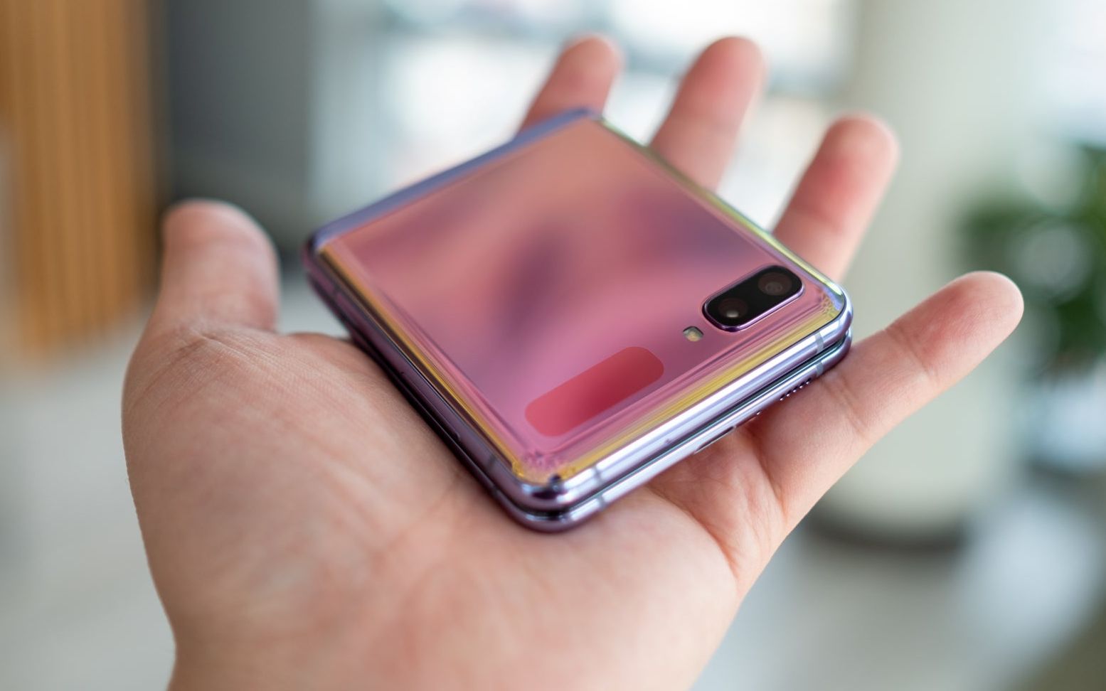 中字仅巴掌大小三星折叠手机galaxyzflip上手视频