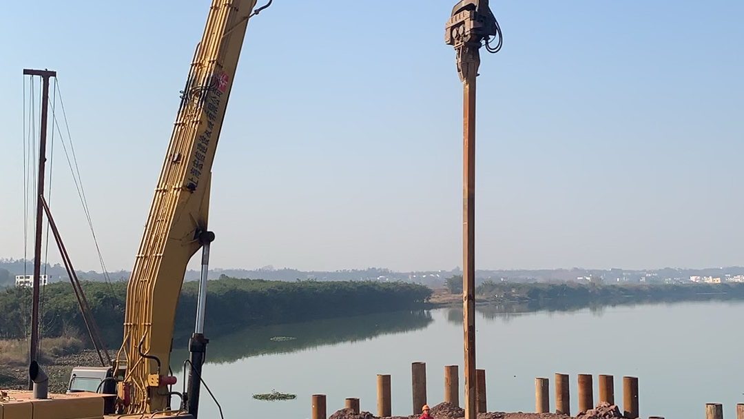 水中筑岛钢板桩围堰施工