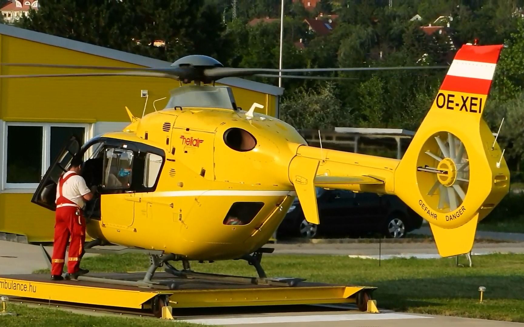 直升机ec135日落起飞和夜间降落