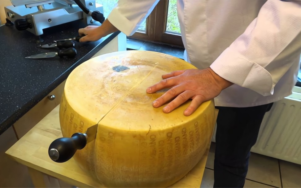 土豪花1500美金卖奶酪轮，本来想说贵，切开一看：赚了 哔哩哔哩