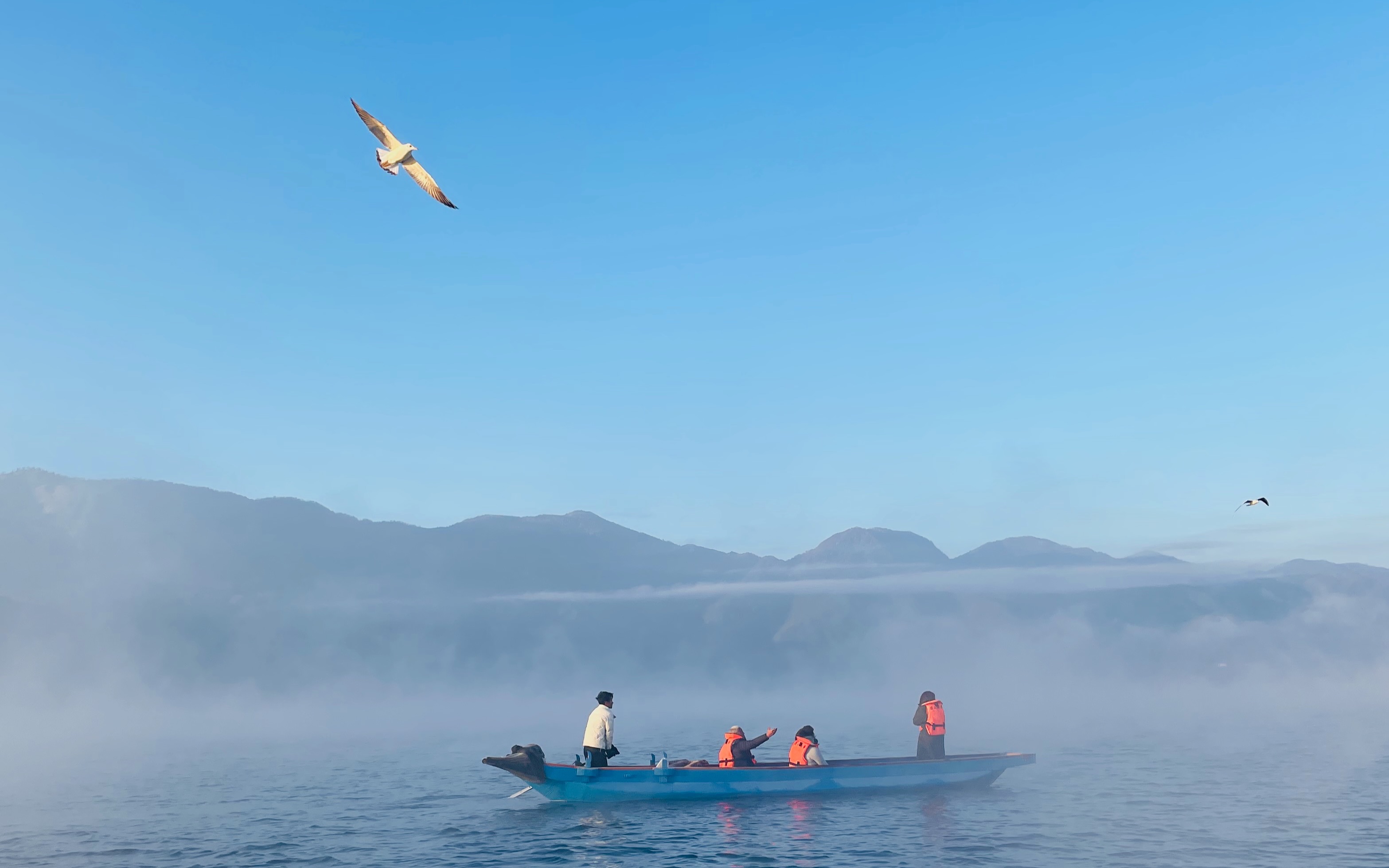 清晨泸沽湖划船看晨雾日出