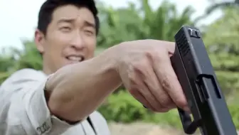 “你的枪忘拿了”