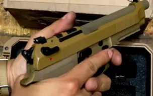 Tải video: 沉浸式开箱--新伯莱塔 M9A4 手枪，真好看啊