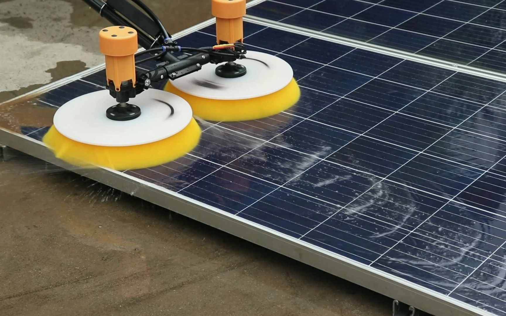 你有多久没清洗光伏板了?双头光伏板清洗机真好用