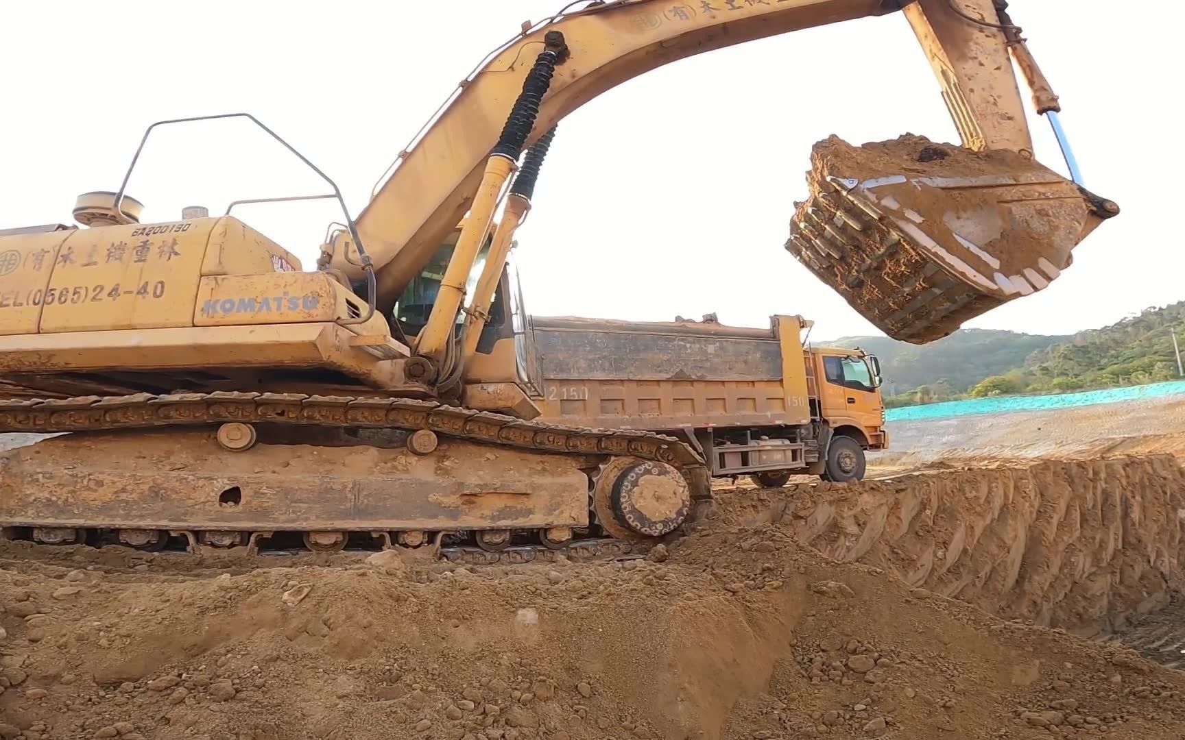 看大工地中装车的小松360-7挖掘机.