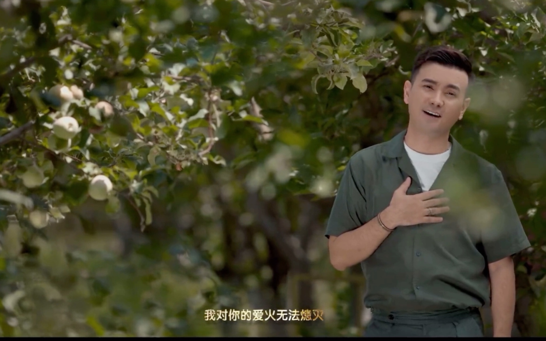 主持人又唱歌啦!nijat·wali yaqup翻唱经典老牌歌曲串烧