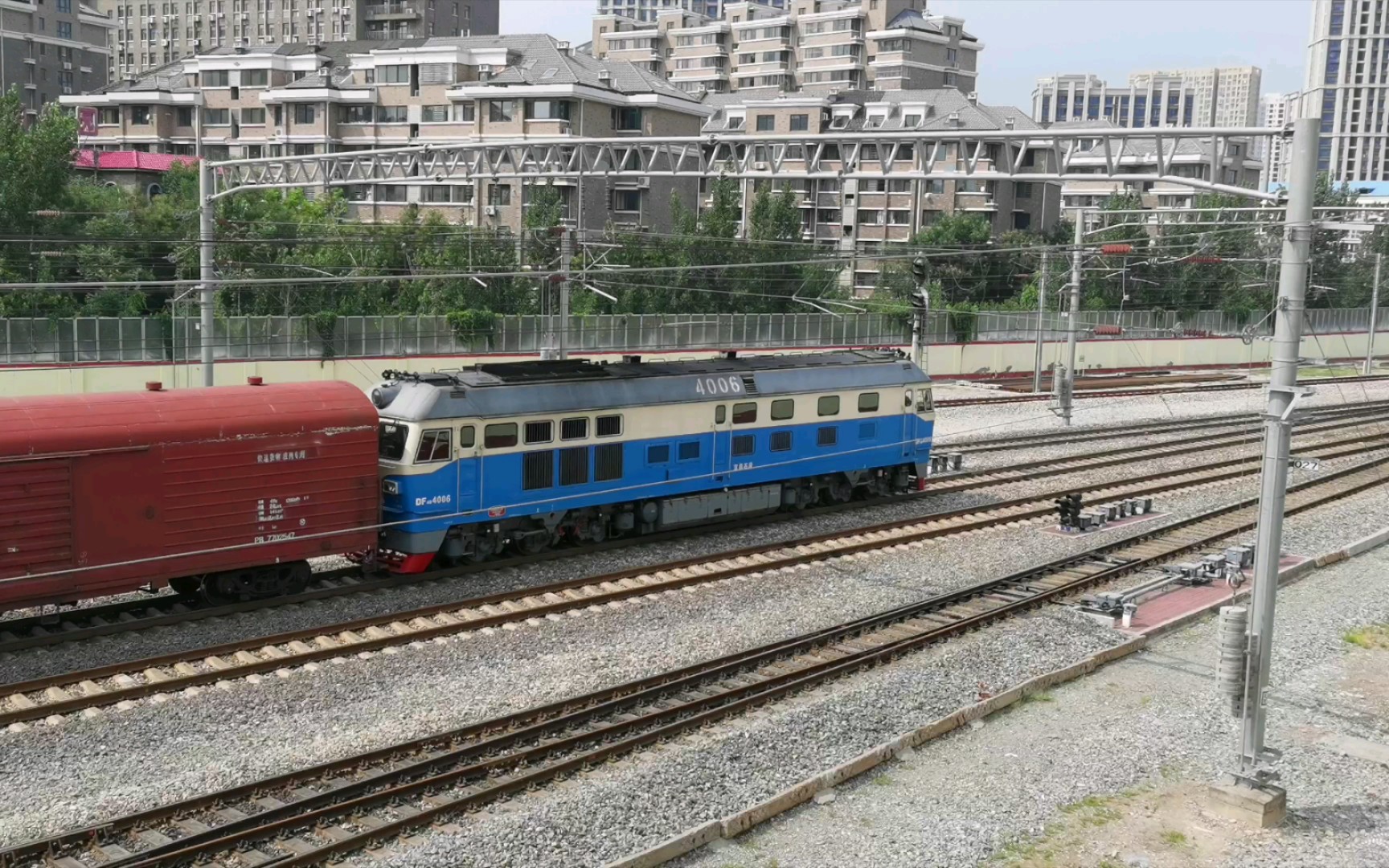 内燃机车df4d-4006通过保定站