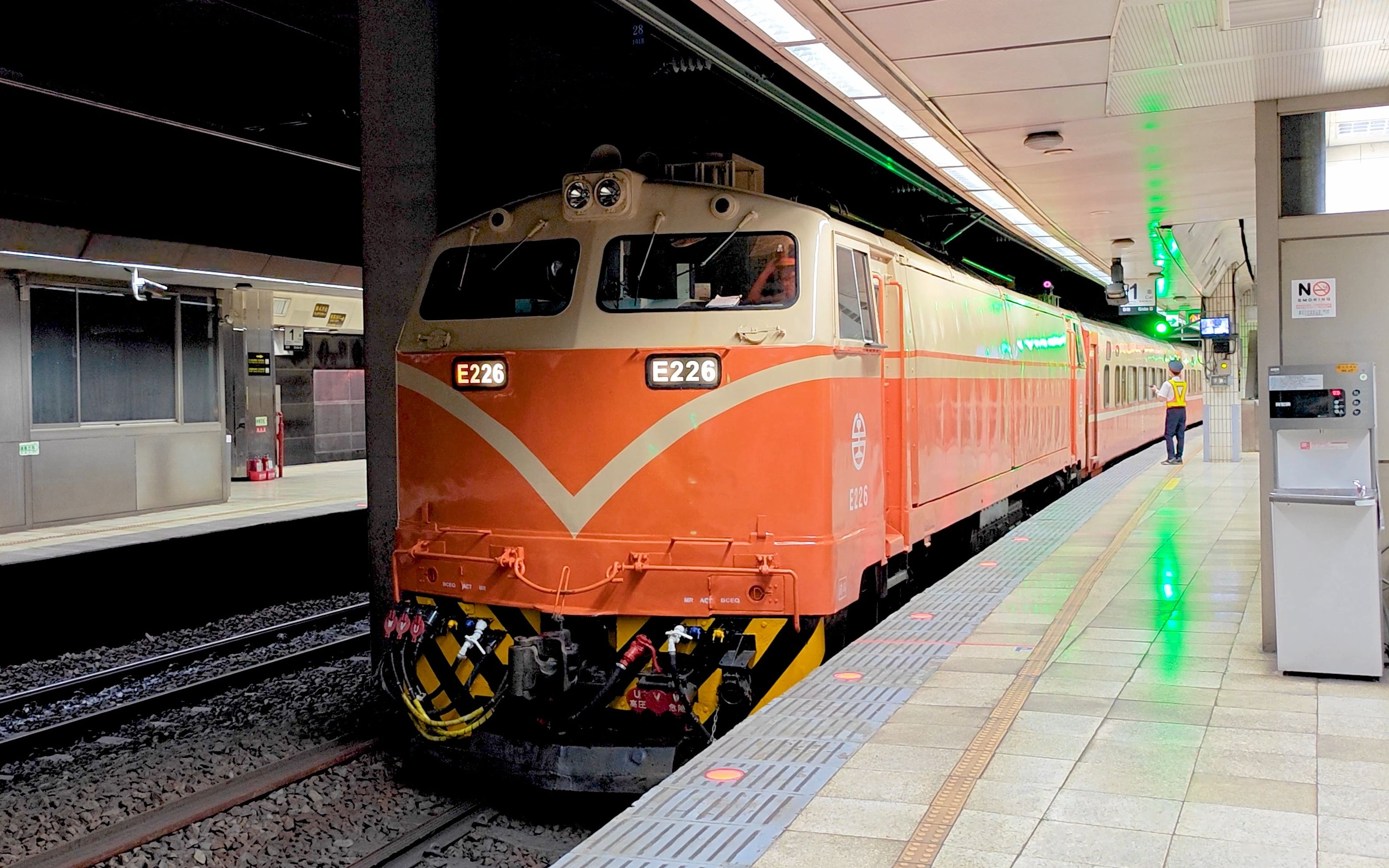 台铁e400型电力机车担当莒光号列车台北发车,台湾越来越少的机辆模式
