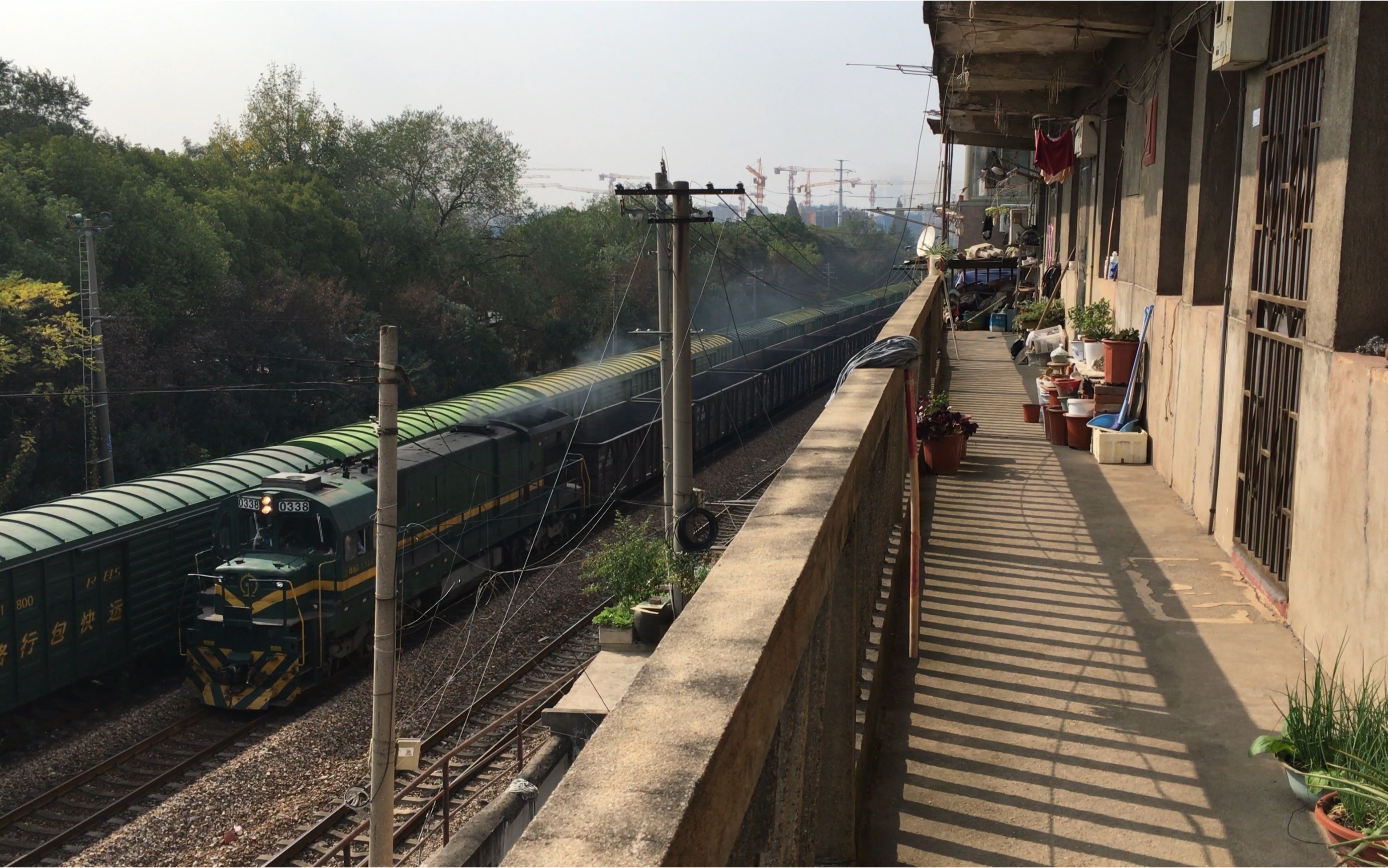 家属楼阳台看2型nd5牵引货列通过光华门站