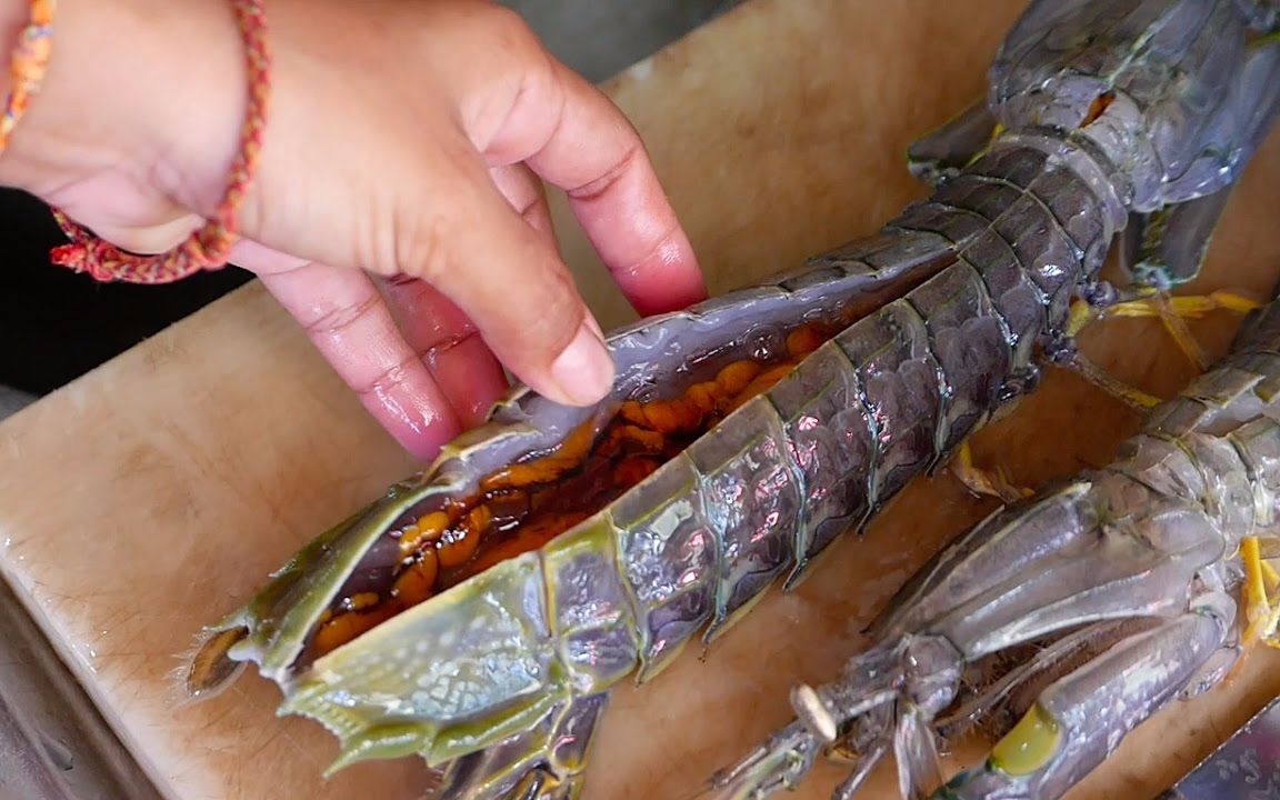 深海巨型皮皮虾,比手臂还长,虾肉肥美,满满都是膏 !