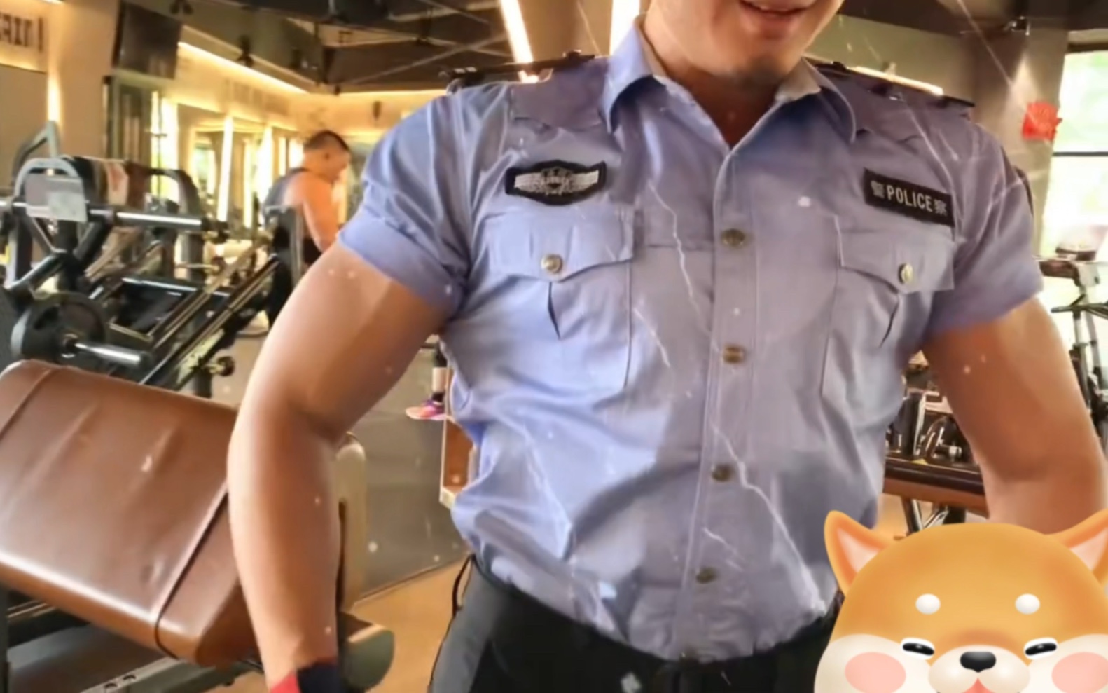 警察大叔健身,身板相当健硕
