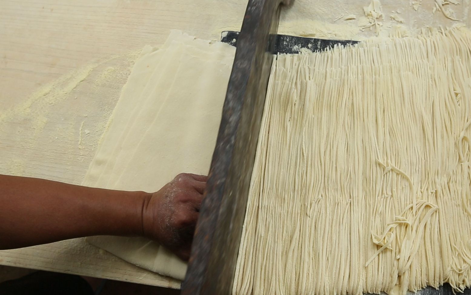 江湖绝技运城大刀面,切面要用18斤的大刀,没几年功夫做不出来