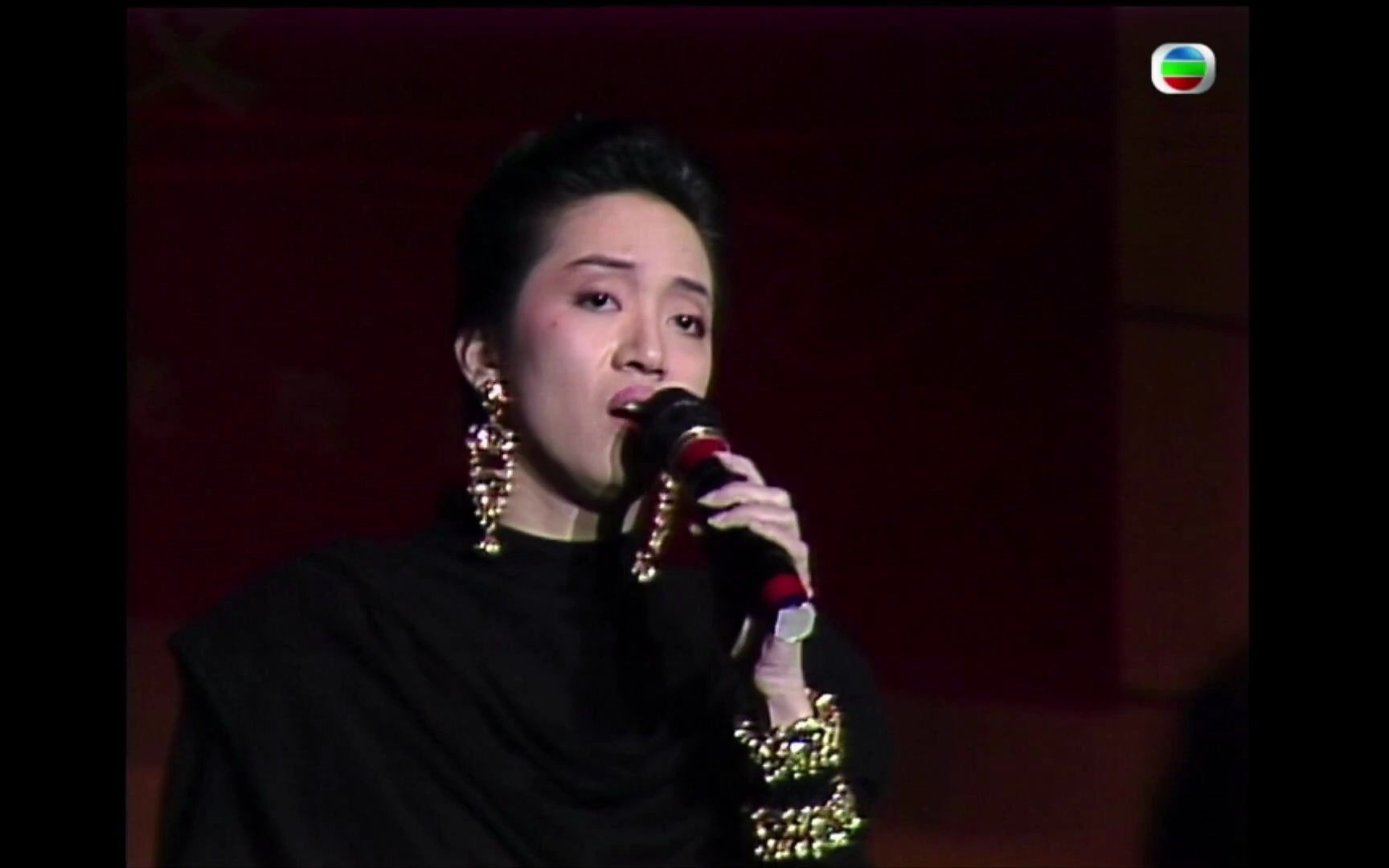 周星驰吴孟达介绍出场梅艳芳凭着爱艺进慈善夜